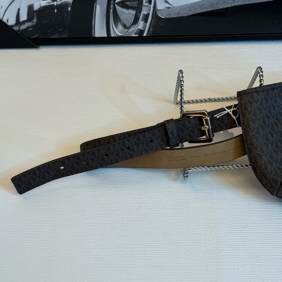 🤎Michael Kors Monogram Belt bag EUC - Picture 4 of 4